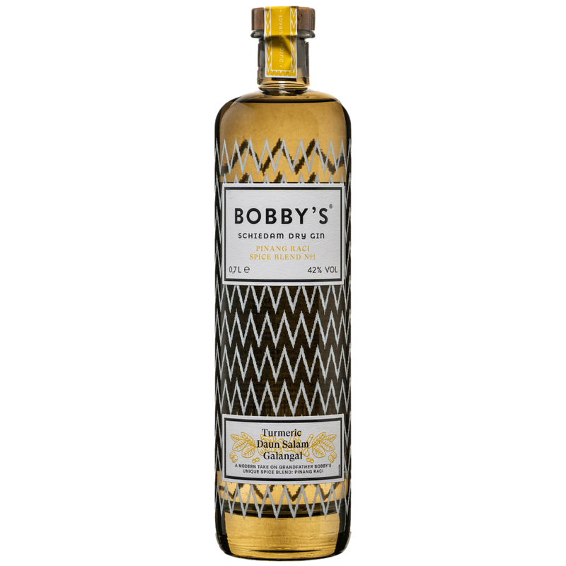Gin Bobby's Pinang Raci Spiced is een kruidige gin die de connectie laat zien tussen Nederlands vakmanschap en de aromatische tradities van Indonesië.
