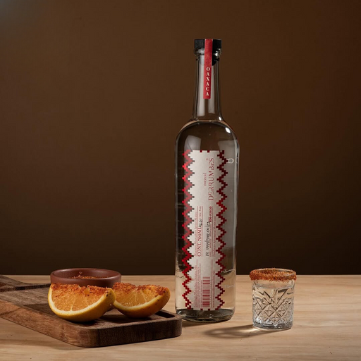 Mezcal Derrumbes Oaxaca vinden we op de neus tonen terug van rijpere steenvruchten en de geur van zoet brandhout.
