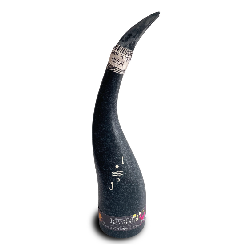 Mezcal Pescador de Sueños Pechuga Claw Edition heeft een bijzonder smaakpalet met vanille, toffee en appel. 