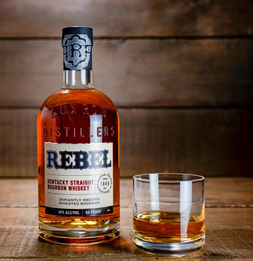 Rebel straight bourbon heeft vier jaar op authentieke amerikaanse eikenhouten vaten gelegen. 