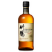 Bij de Whisky Nikka Taketsuru Pure Malt werken twee distilleerderijen samen om tot deze fruitige en geturfde whisky te komen. 