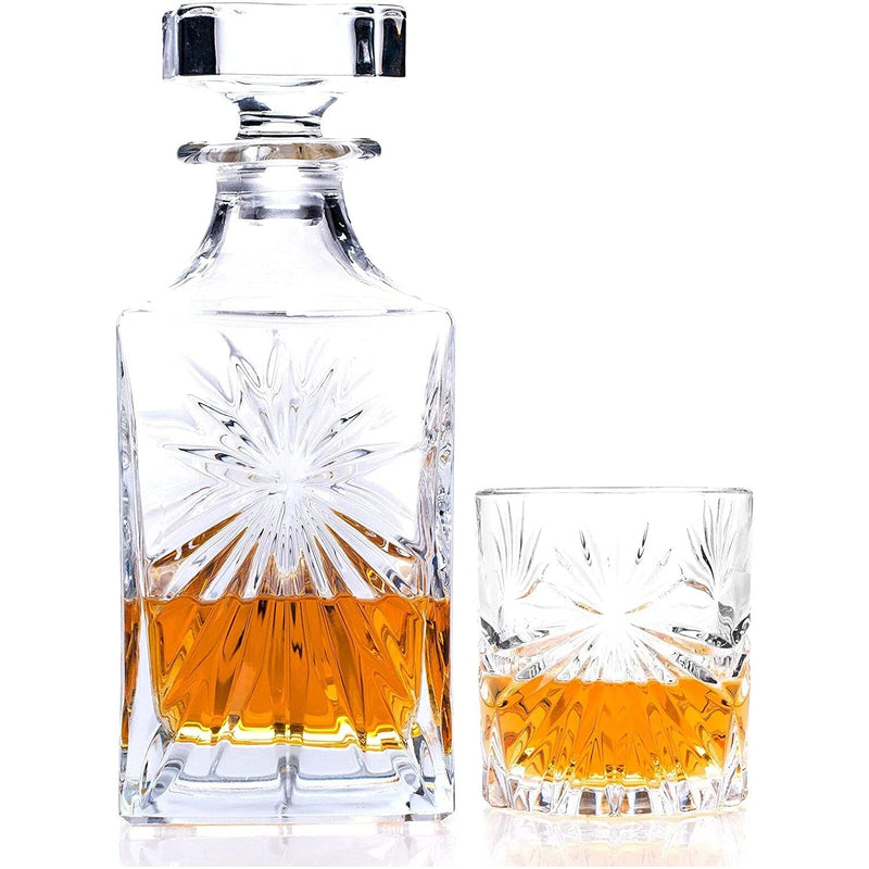 Oasis Quadra Whiskey Karaf 850ml van RCR – glazen fles - partly filled with whisky + glass tumbler