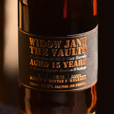 Close-up van het label van Widow Jane The Vaults 15 Year Amburana Cask bourbonfles