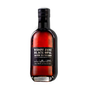 Widow Jane Black Opal 2024 bourbonfles met luxe label en donkere amberkleurige whiskey.
