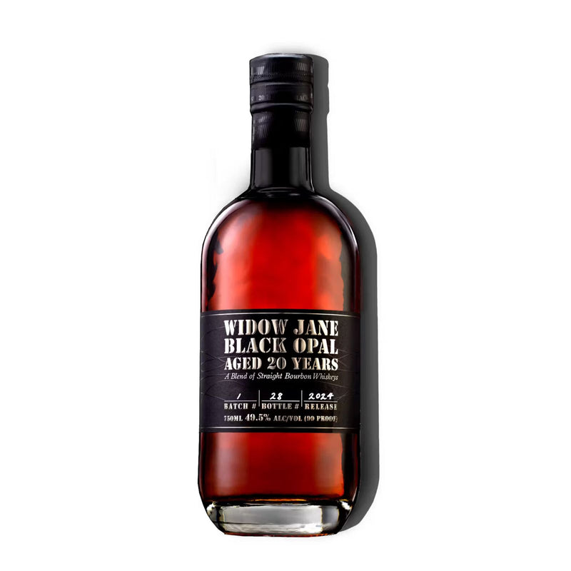 Widow Jane Black Opal 2024 bourbonfles met luxe label en donkere amberkleurige whiskey.