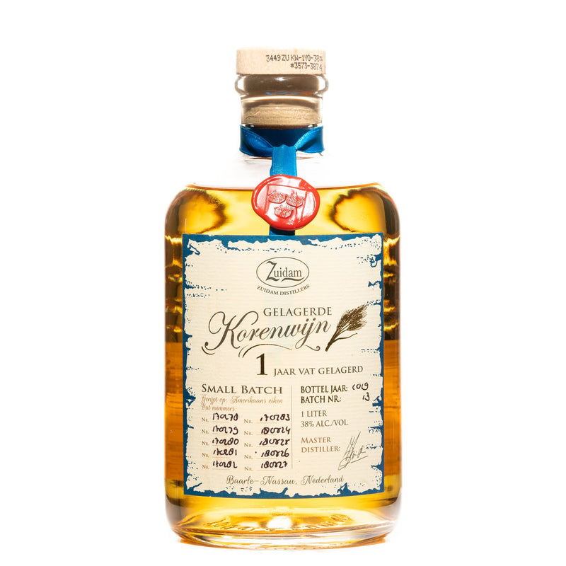 Zuidam Korenwijn 1Y Jenever is een meer fruitige en delicate genever dan oude genever, die ontstaan is door de extra distillatie van de moutwijn.