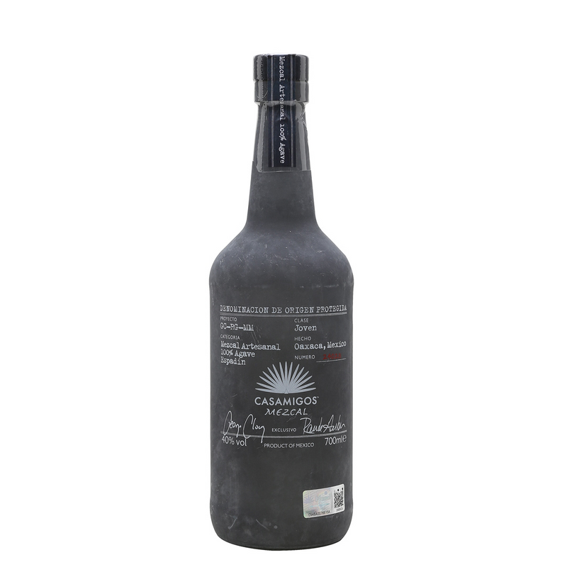 Mezcal Casamigos Joven heeft een elegante smaakprofiel met tonen van granaatappel en munt, samengesteld door George Clooney.