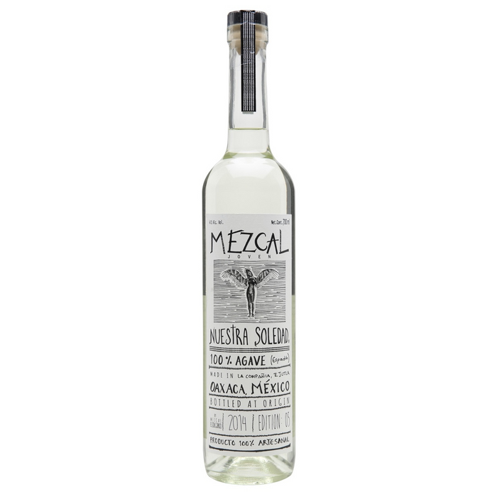 Mezcal Nuestra Soledad Ejutla Joven is een drank met fruitige aroma's en een licht rokerige afdronk.