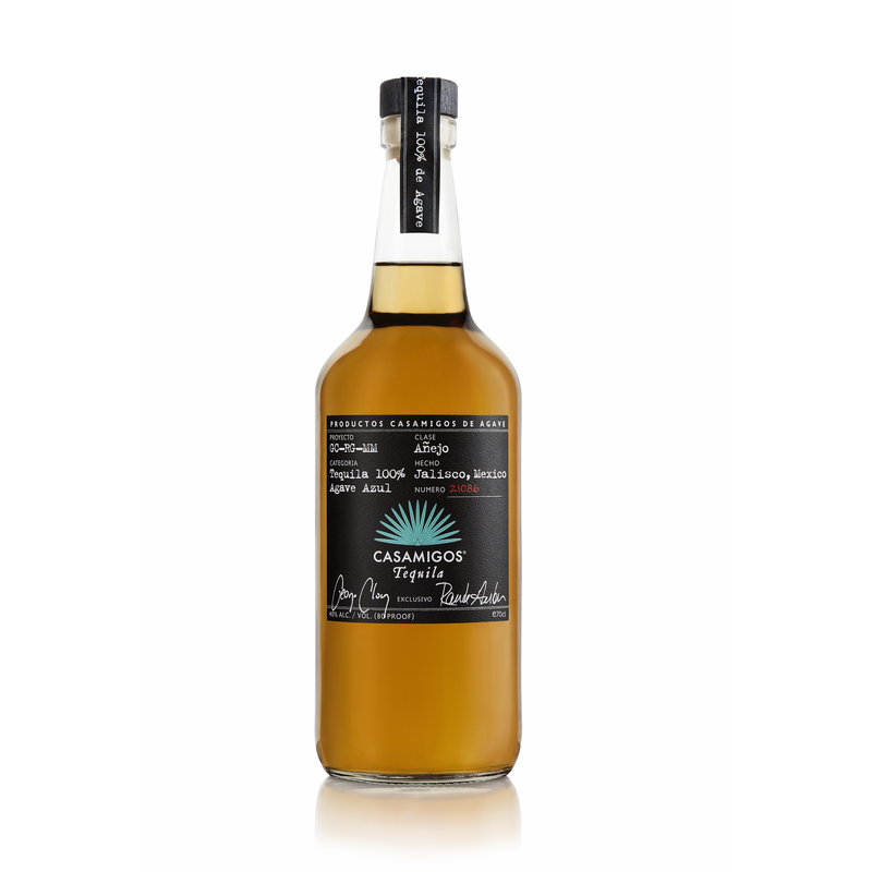 Tequila Casamigos Anejo heeft tinten van karamel en vanille gebalanceerd met de aroma’s van gekookte agave en is bedacht door de wereldberoemde acteur George Clooney.