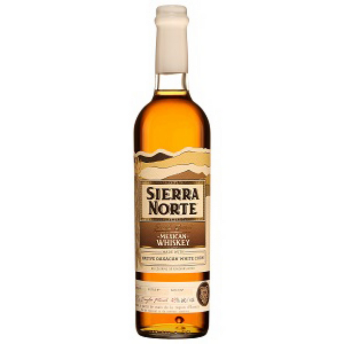 De Sierra Norte White Corn whiskey uit mexico heeft tonen van beboterde maïskolven, geroosterde kruiden en pinda’s.